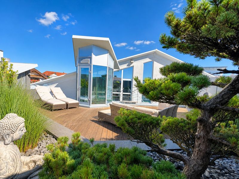 Designvilla bei Stuttgart mit privater Dachterrasse, Wellnessoase und Weinkeller